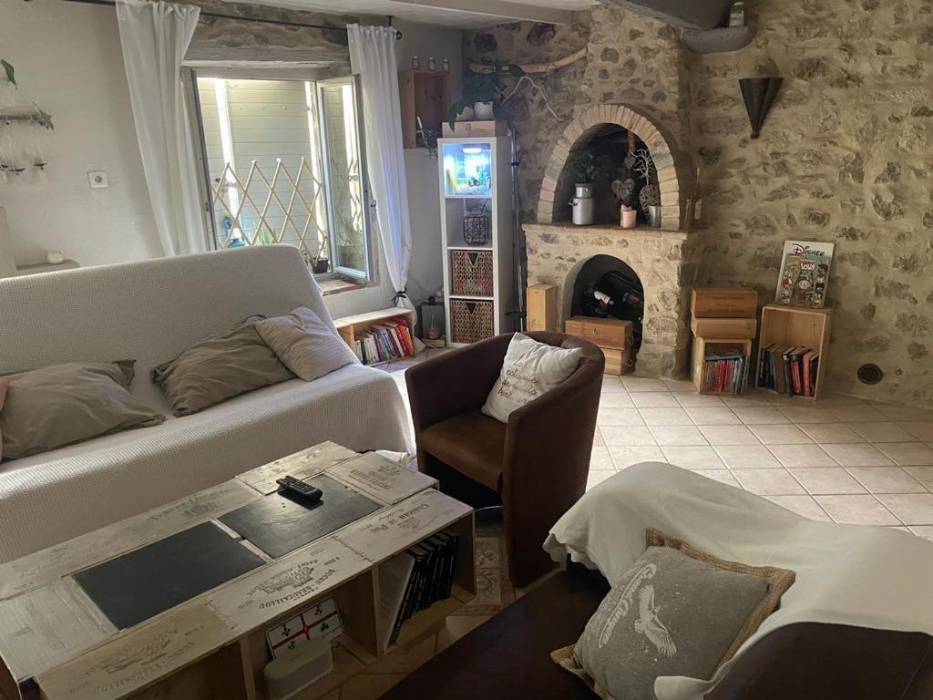 Typique Maison De Village Peille Екстериор снимка